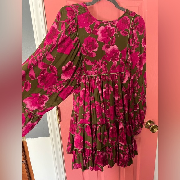 Highland park boutique dress
VGUC - Picture 2 of 5